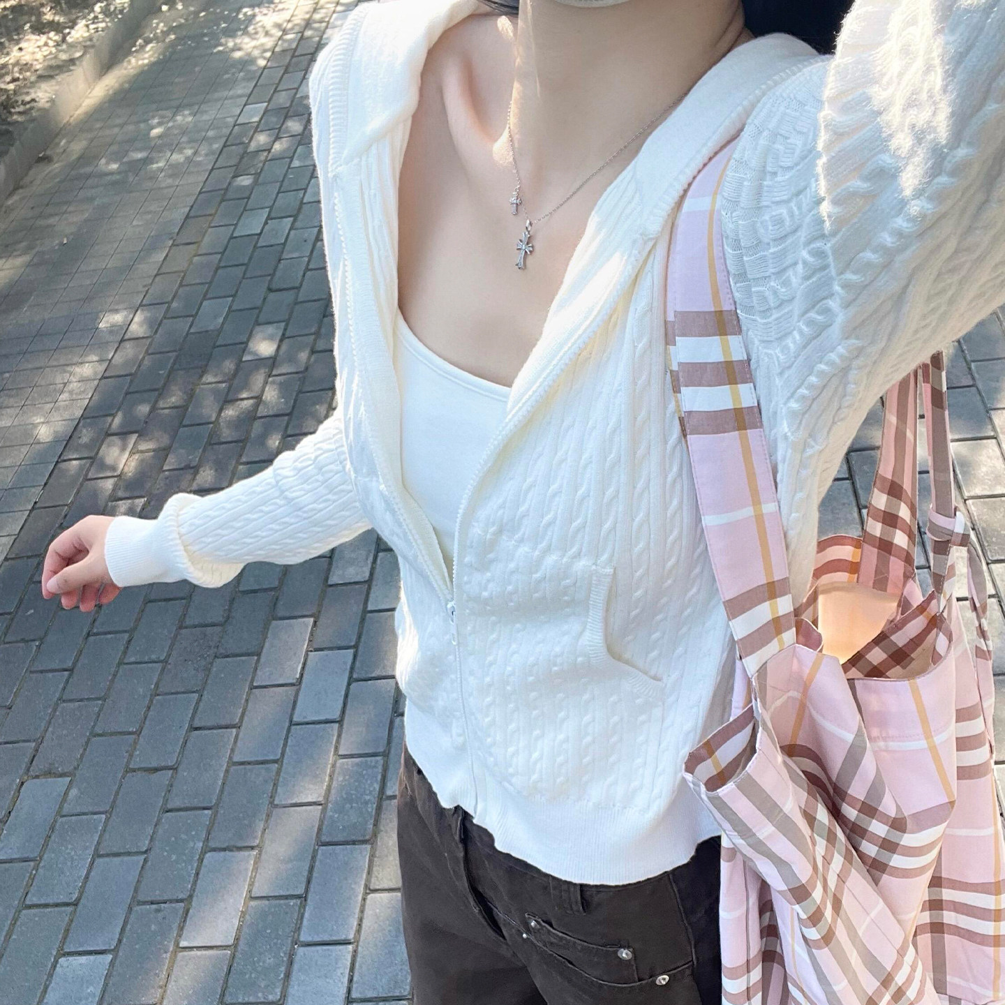 韩系早秋季白色连帽麻花针织开衫