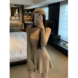 法式收腰V领长袖连衣裙女春秋韩系修身显瘦气质配大衣内搭短裙