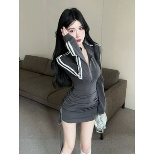 港风高级小众polo领拉链长袖连衣裙女运动风辣妹褶皱修身包臀裙