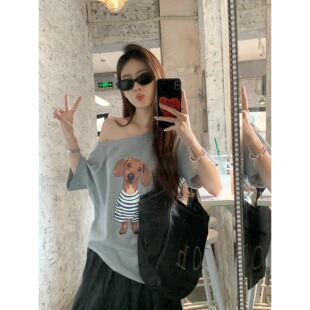慵懒风小狗印花斜肩短袖T恤女夏季新款宽松显瘦百搭露肩上衣ins