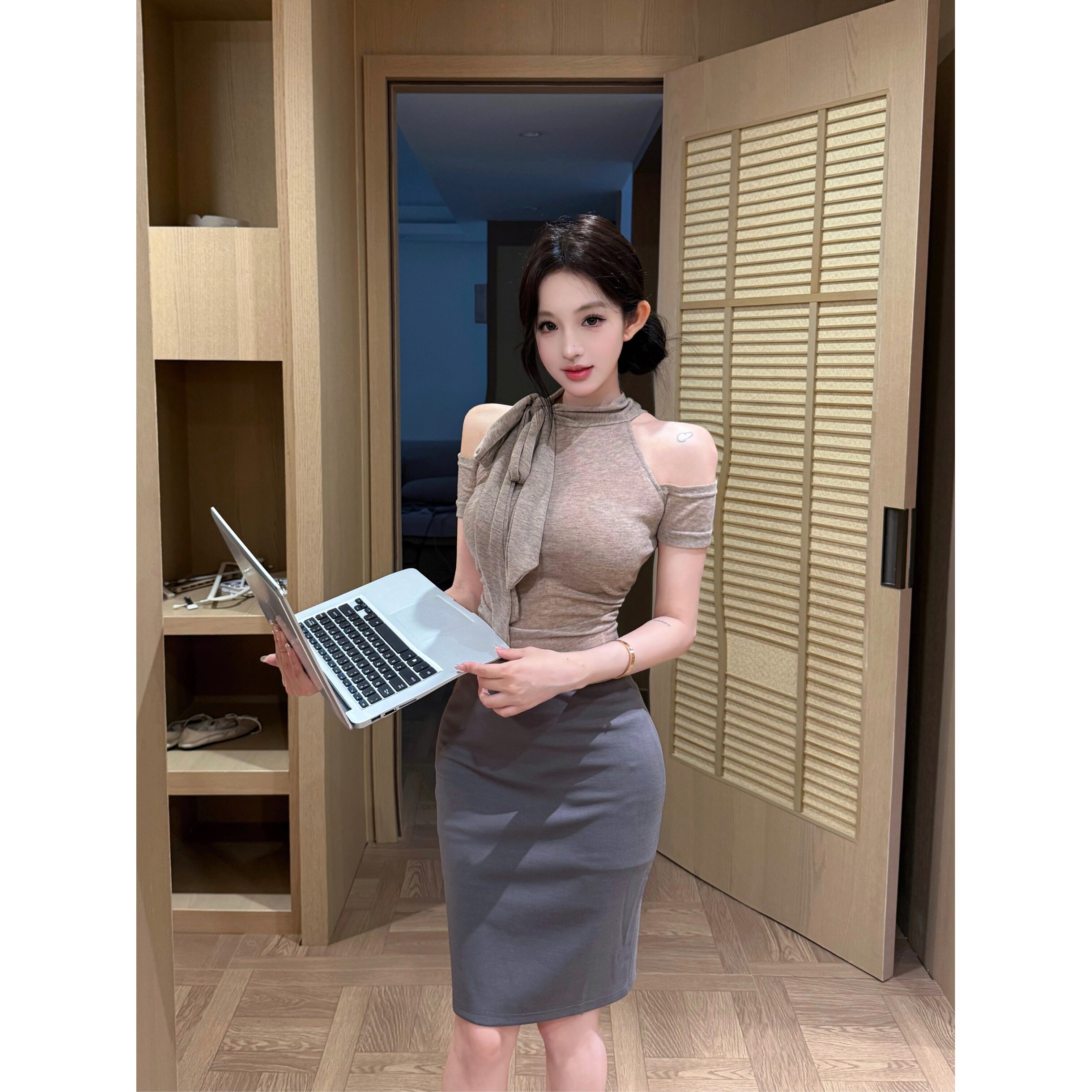 韩系少女半高领亮丝挂脖背心修身