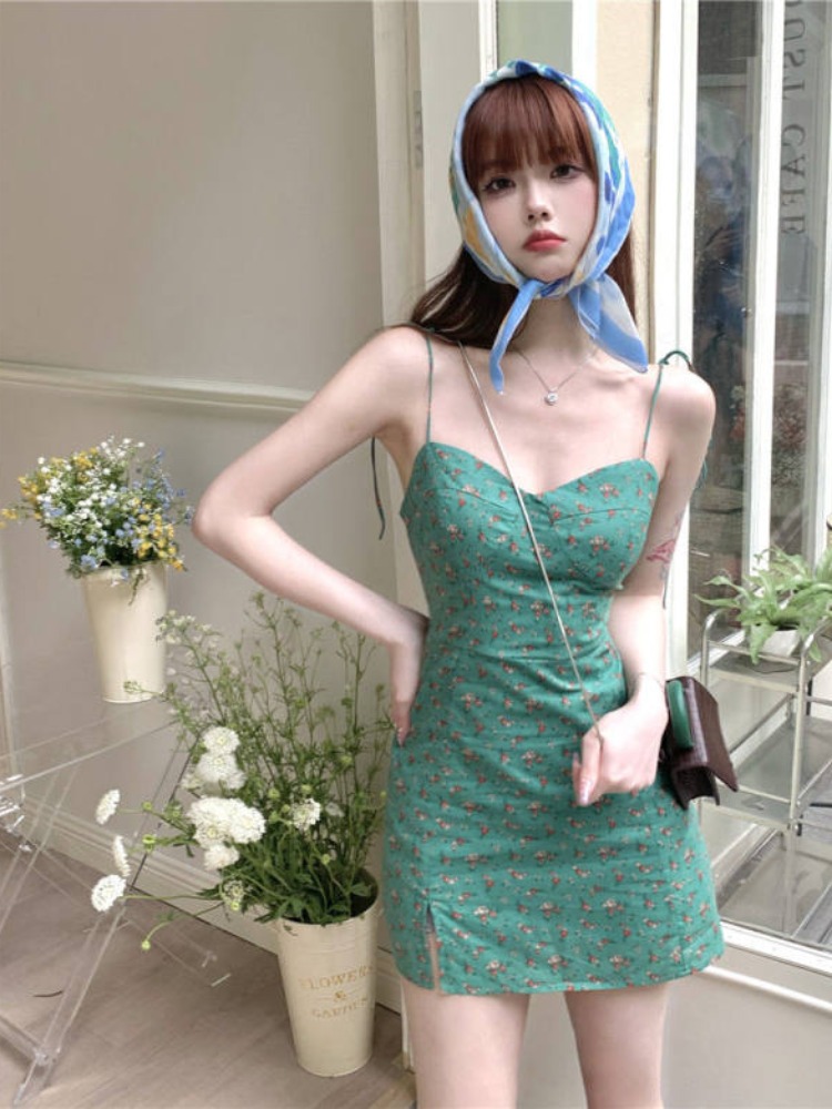 纯欲风显瘦碎花吊带连衣裙女气质夏季新款辣妹开叉包臀短裙裙子