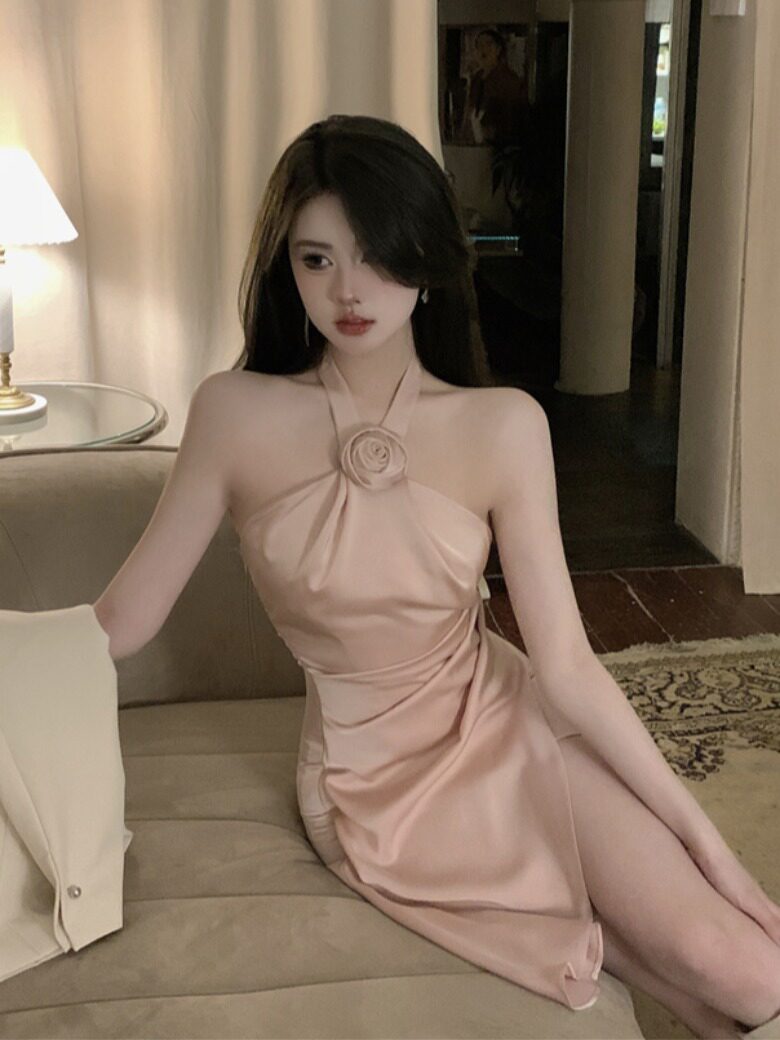 辣妹露肩挂脖连衣裙女装夏季裙子高级感玫瑰花朵气质收腰a字短裙