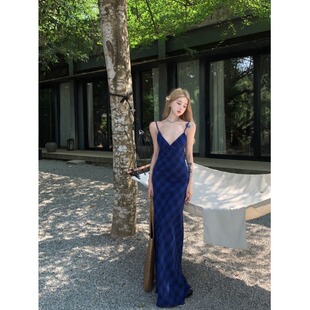 法式英伦风复古V领蓝色格子吊带连衣裙女夏季韩版气质中长款裙子