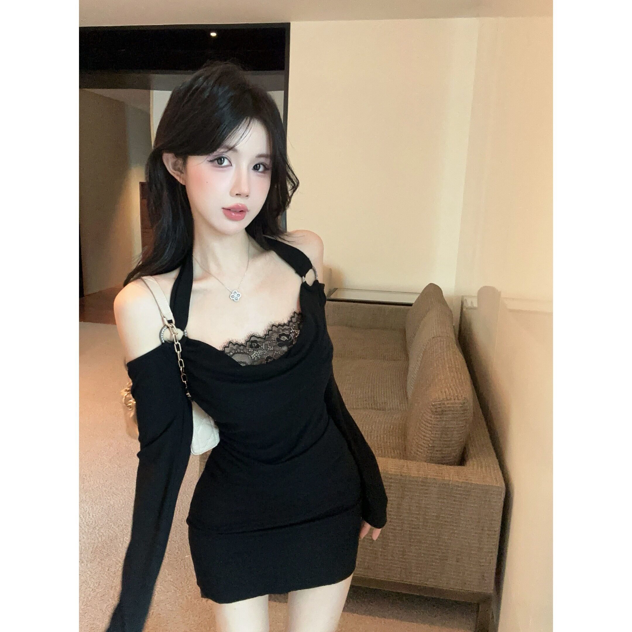 一字肩黑色挂脖长袖连衣裙女春秋季纯欲露背裙子显身材包臀短裙潮