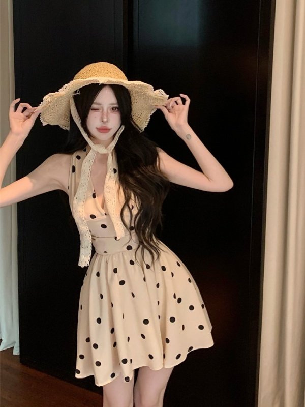 性感气质露背绑带挂脖海边度假短裙夏季新款纯欲风收腰显瘦波点裙