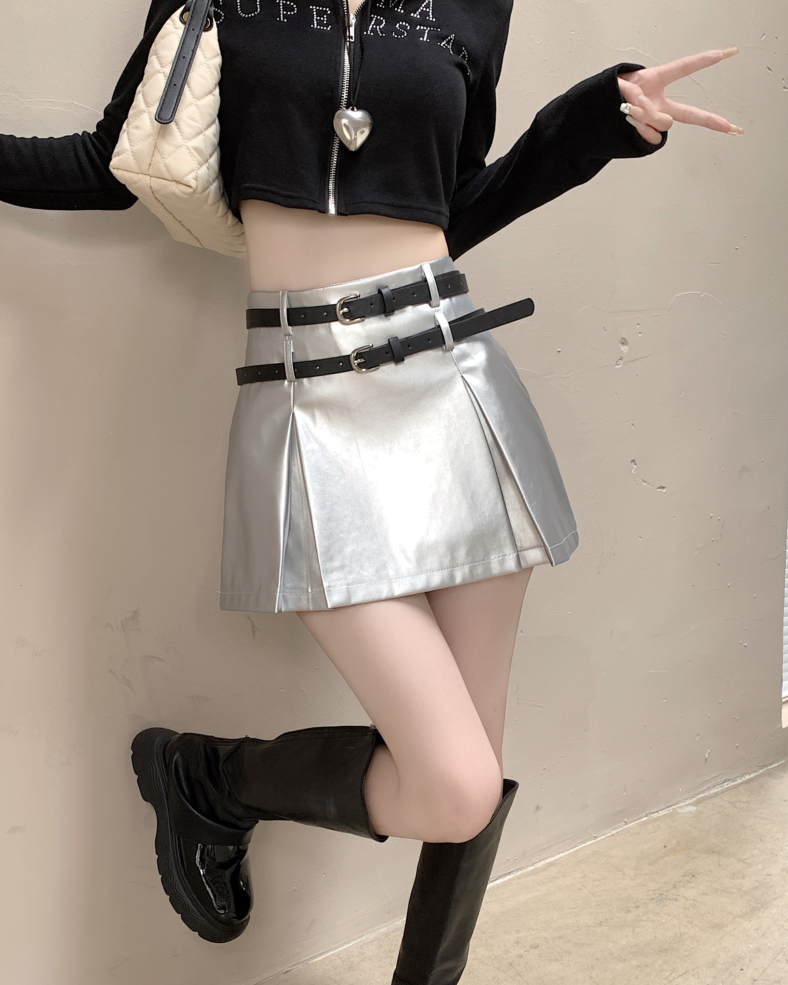 银色PU皮短款包臀半身裙女2024春秋新款设计感小众辣妹a字裙短裙