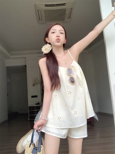 时尚套装女设计感镂空钩花露肩显瘦吊带背心高腰阔腿短裤子两件套