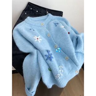 韩版花朵刺绣蓝色长袖毛衣女装2026秋冬新款慵懒风别致显瘦针织衫