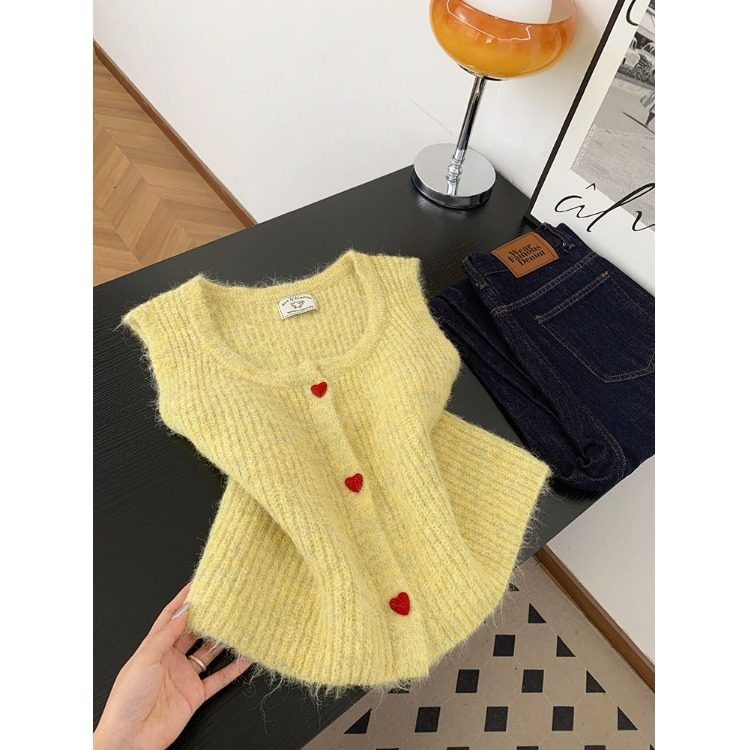 爱心扣V领黄色针织马甲女2026早秋新款软糯叠穿开衫背心时尚减龄
