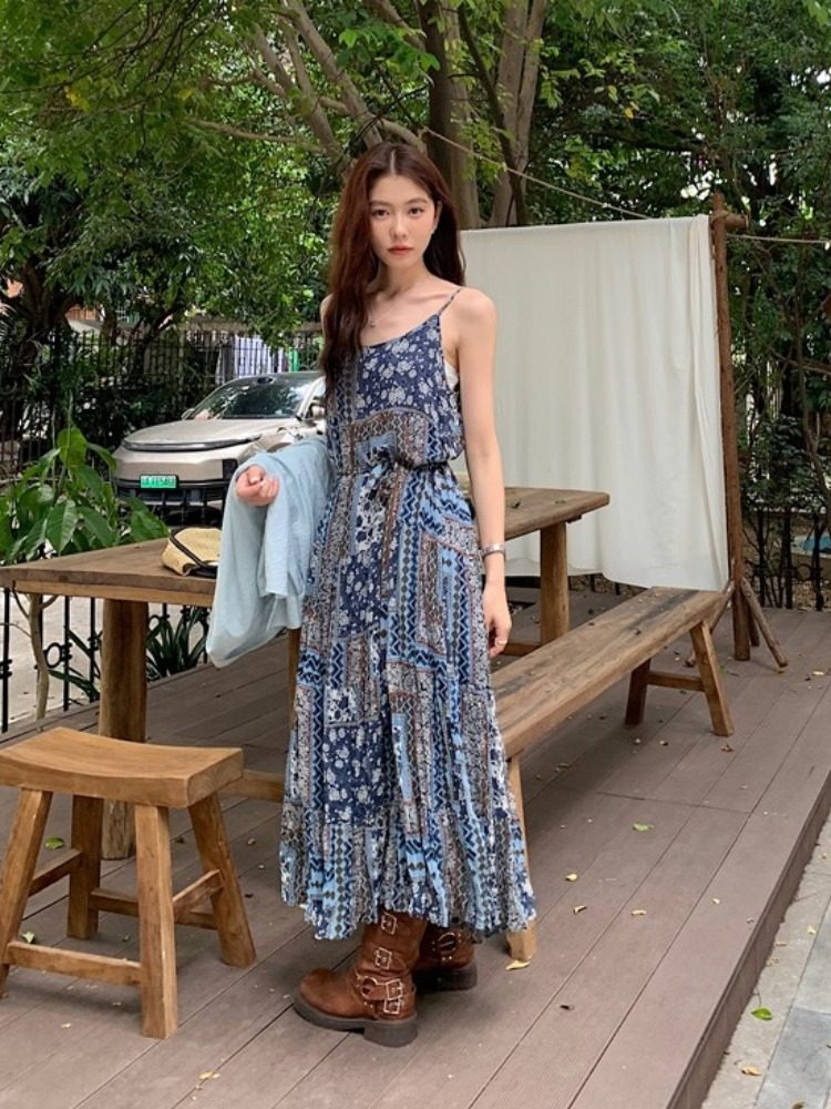 复古民族风碎花吊带连衣裙女夏季新款气质设计感收腰度假长裙chic