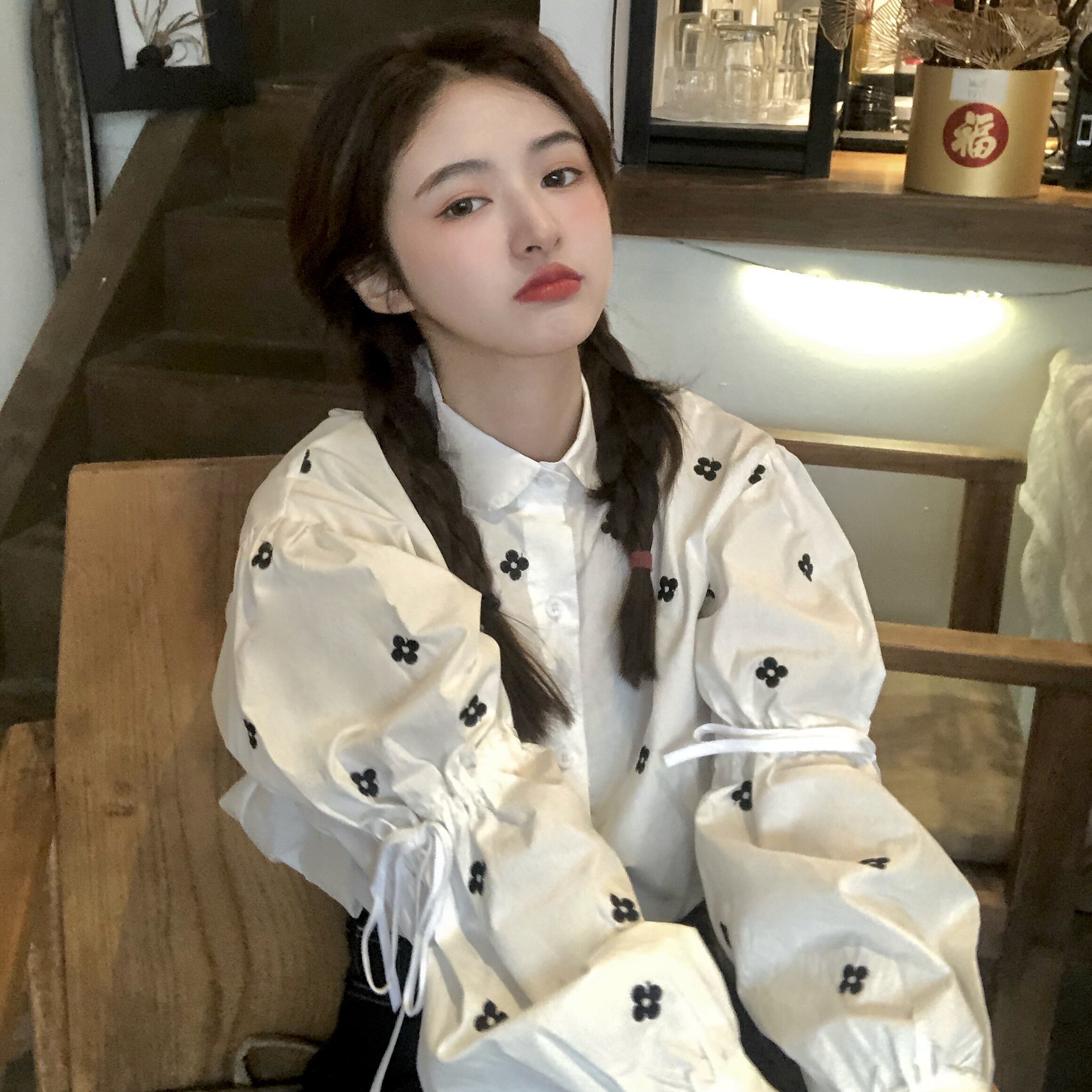 泡泡袖刺绣小花朵复古衬衫女