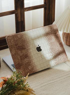 喜马拉雅浅棕色鳄鱼皮革2025新款苹果电脑保护套适用于macbookpro13macair13air15macpro14寸Pro16m4电脑外壳