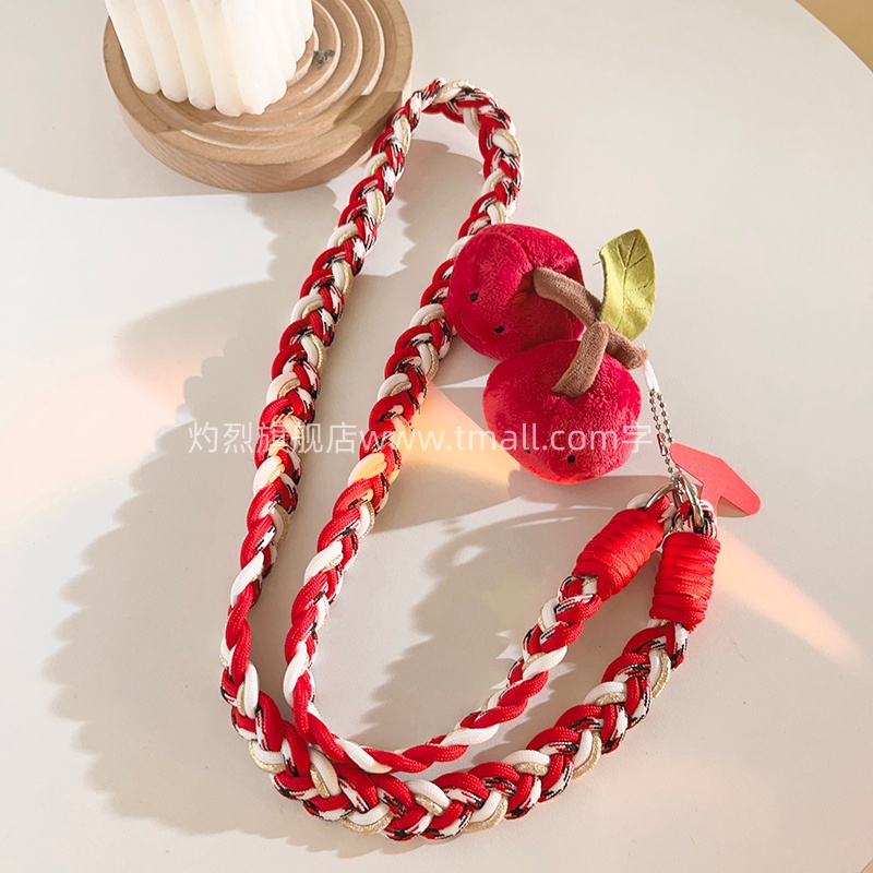 毛绒可爱酒红毛绒大樱桃手机壳编织麻花加粗结实耐用尼龙斜跨长绳户外挂脖手机链ccd多功能侧肩便携背带女款