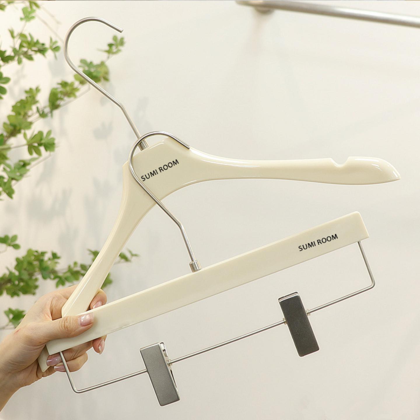 奶白色衣架服装店专用儿童女装