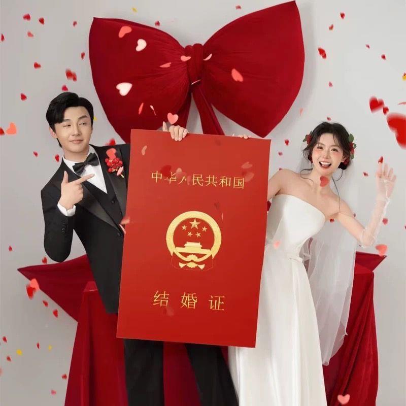 订婚证拍照大结婚证登记领跟拍持喜手旅行结婚用品拍摄出9898片超