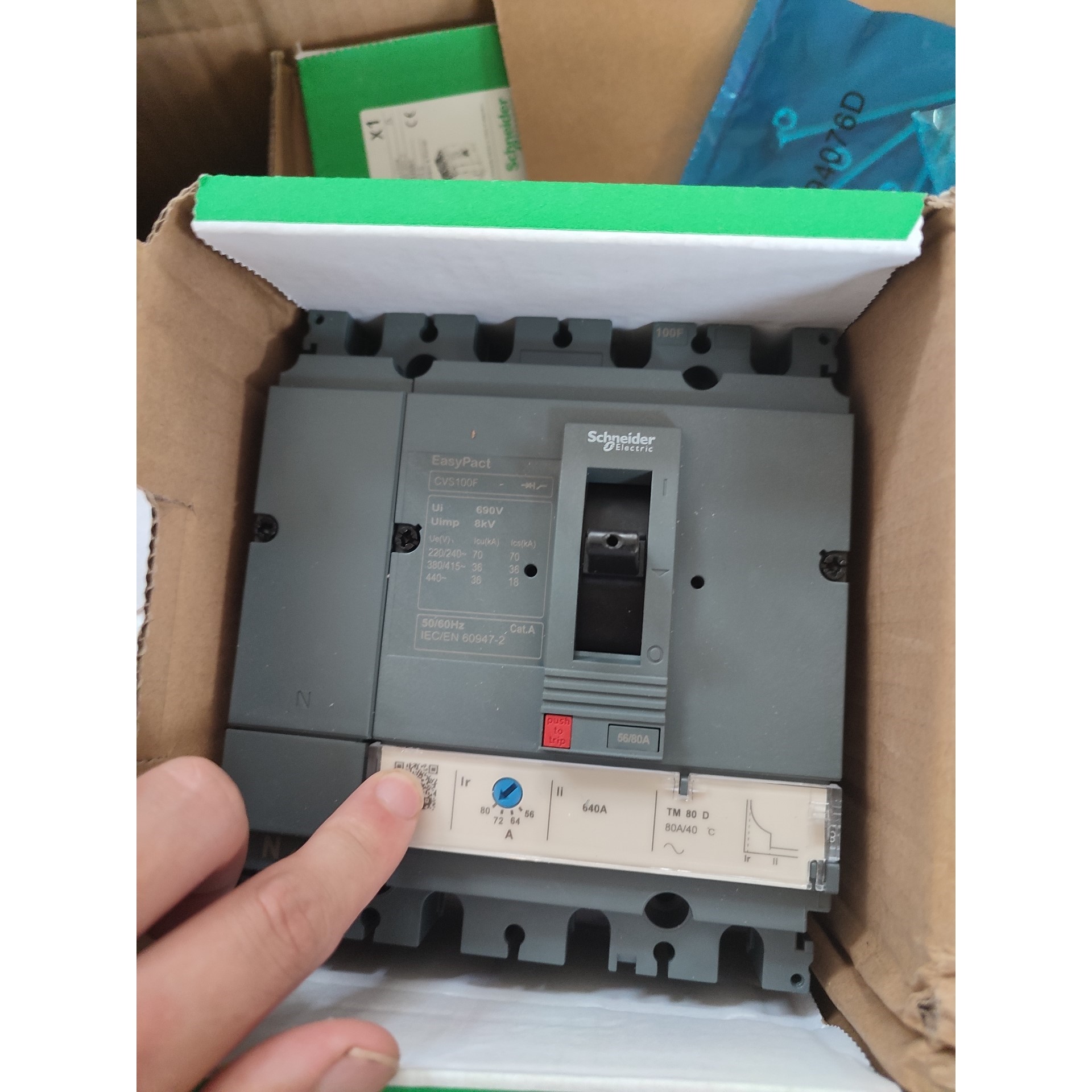 客服在线:施耐德LV510346塑壳断路器空气开关CVS100F 4P【议价】