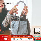 ...包袋女2026新款 niko and 斜挎大容量抽绳通勤水桶包641449
