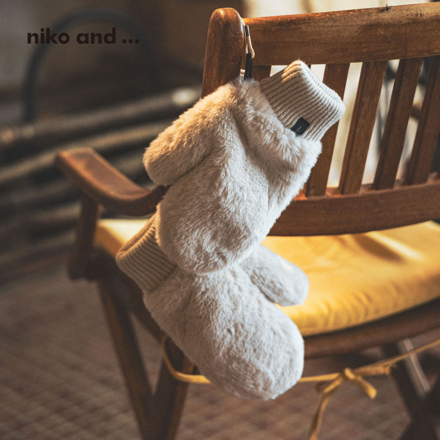 niko and ... 手套女2025冬季新款毛绒手套挂脖保暖连指套580167