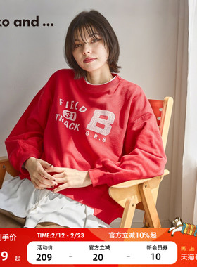 niko and ...卫衣女2025冬季新款简约红色宽松印花长袖上衣607043