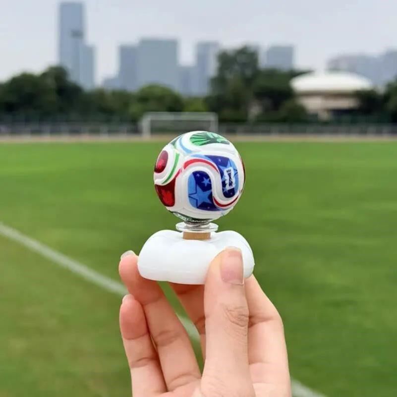 2026足球摆件手办创意汽车载摆件办公位电动车内装饰品