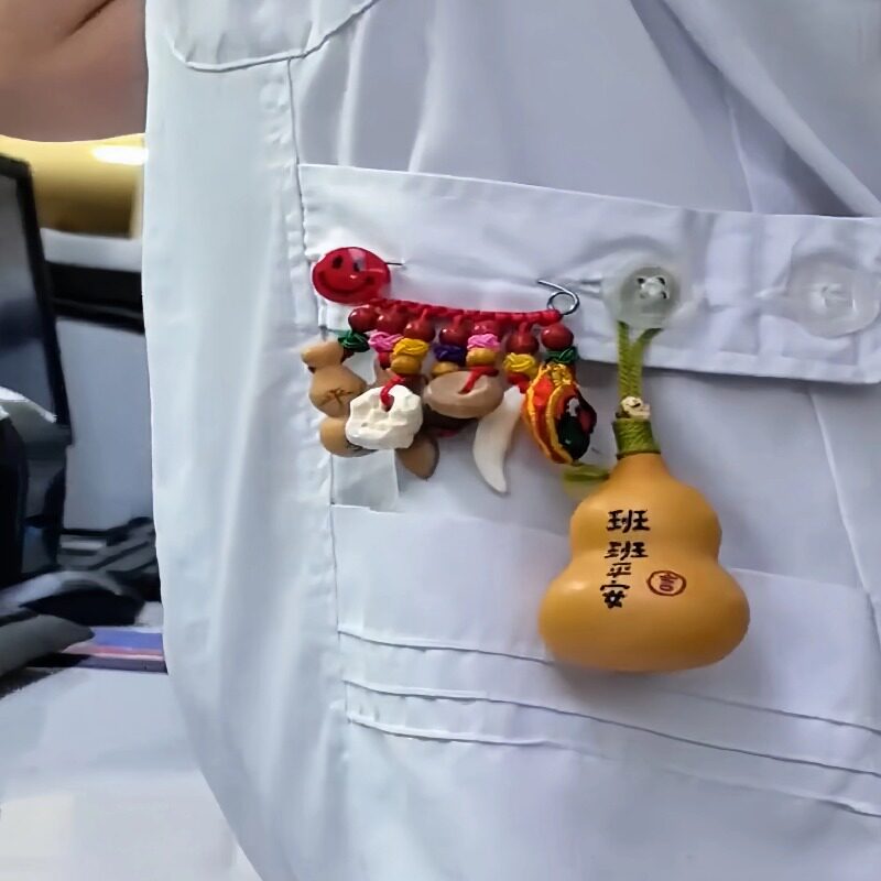 护士夜班平安挂件桃木狗牙猪惊骨随身别针医生值班护身符神器