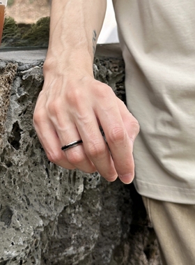 日韩黑银戒指男女小众ins潮冷淡风尾戒简约钛钢指环情侣对戒定制