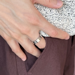 潮流高级感中指戒指男ins小众设计冷淡风单身食指素圈钛钢不掉色