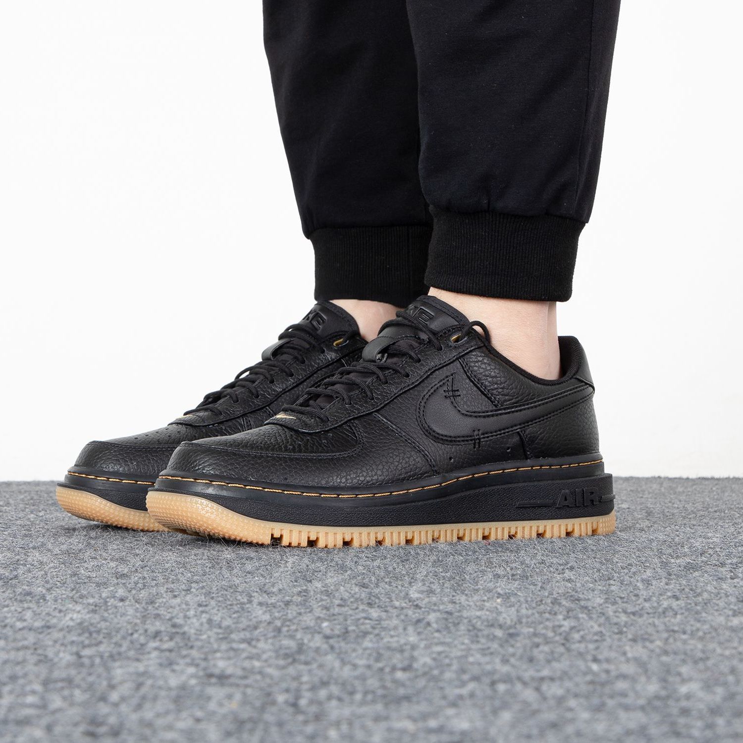 Nike/耐克AIR FORCE 1 LUXE空军一号男子运动休闲板鞋DB4109-001