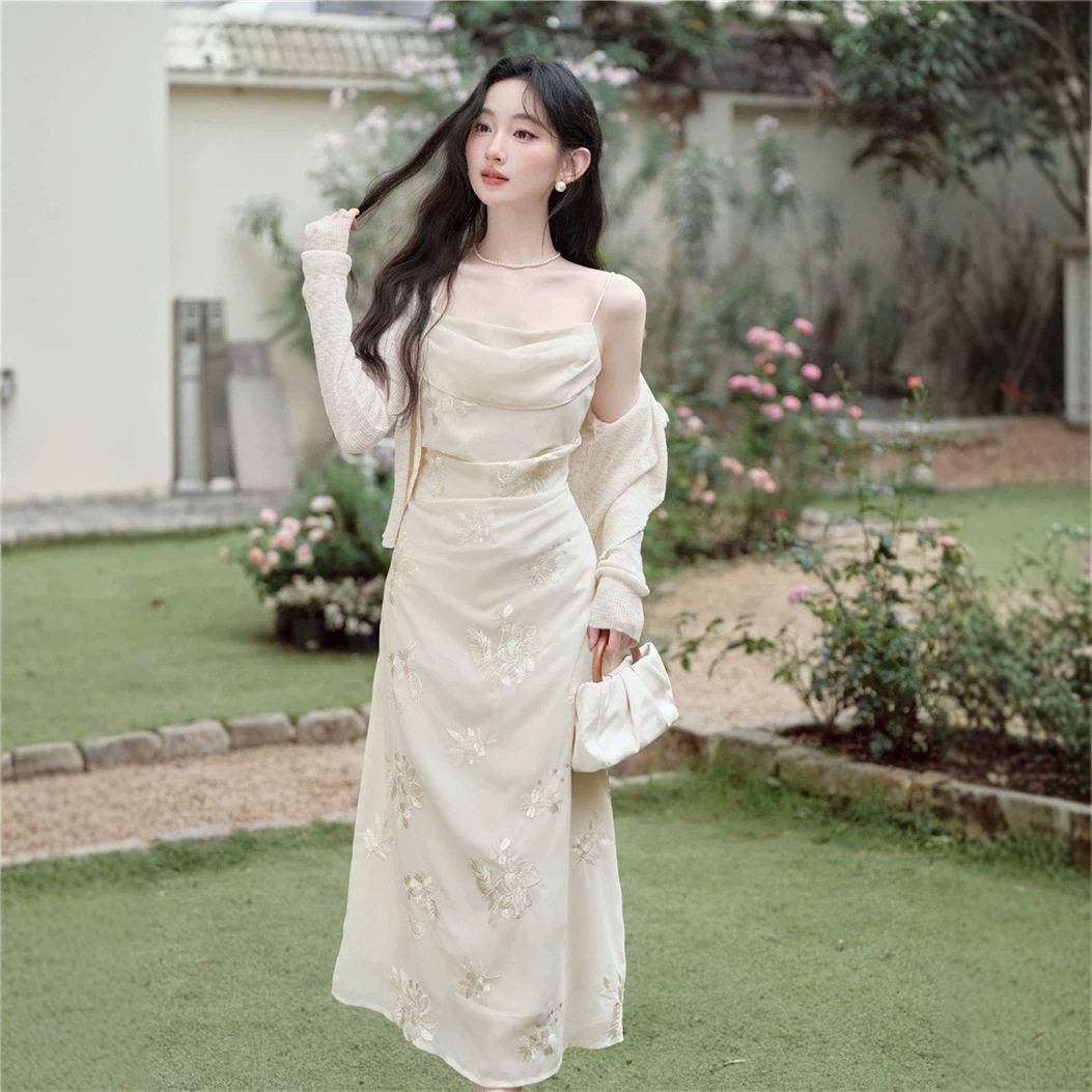 温柔优雅吊带刺绣连衣裙女装2026新款沙滩度假风气质长裙防晒披肩