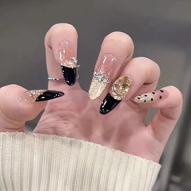 微甜少女气质穿戴甲千金感纯欲猫眼奶白色法式蝴蝶结显白手工美甲