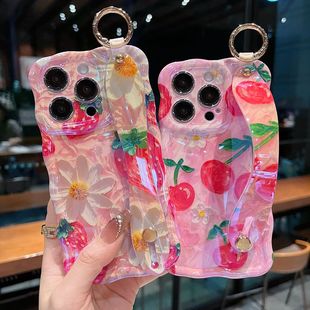 适用苹果系列iPhone16新款手机壳15pro14promax时尚个性草莓13pro16promax精孔透气扭扭边腕带支架保护套