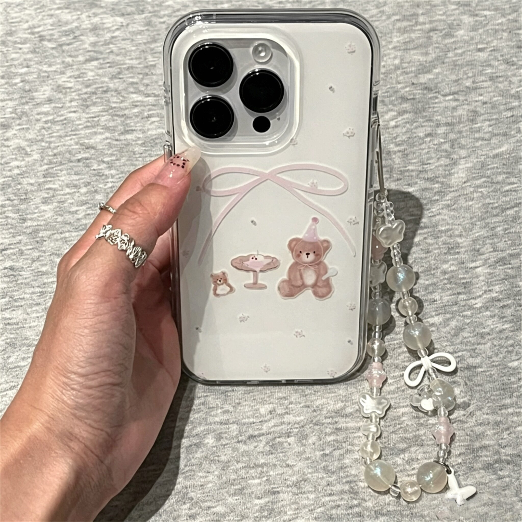适用苹果系列iPhone17新款手机壳16promax14promax绑带韩系餐桌小熊15promax13promax半包大孔防摔网红保护套