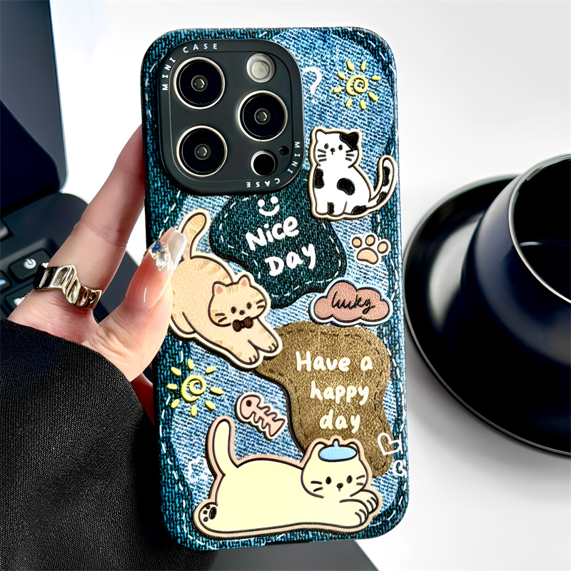 牛仔撞色英文猫咪适用iphone14/15pro苹果16手机壳12pro韩国卡通13promax全包镜头防摔保护套情侣浮雕高级感