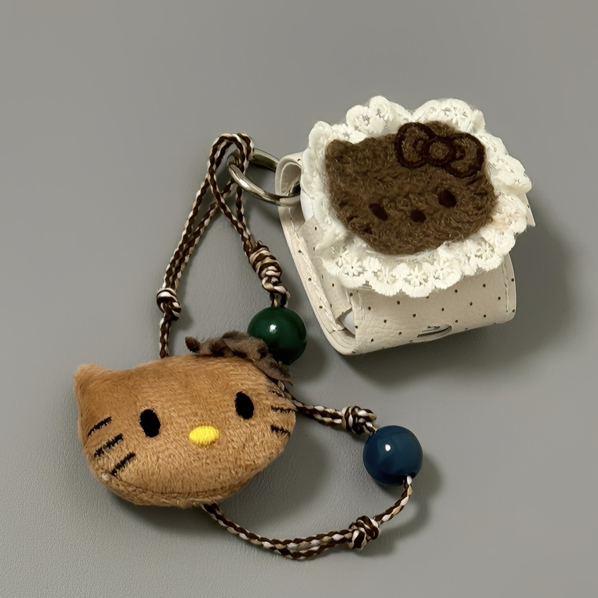 适用Airpods Pro3耳机保护套秋冬皮质蕾丝KT猫苹果耳机套AirPods4/3保护壳带吊坠airpods1/2代蓝牙耳机壳女款