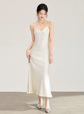 2026年新款吊带裙可外穿缎面长裙高端女装气质春夏时尚杏色连衣裙