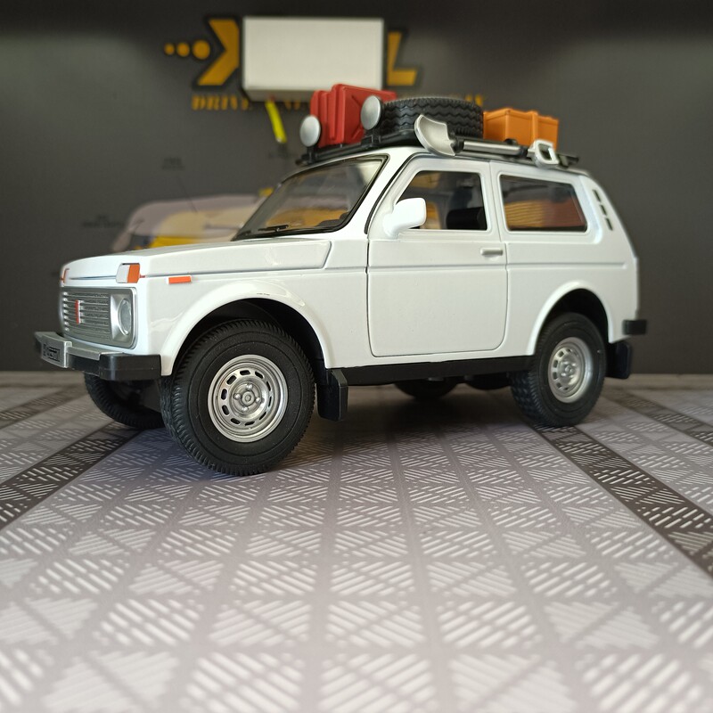1:24仿真尼瓦经典越野车合金模型转向减震玩具车门可开声光吉普车