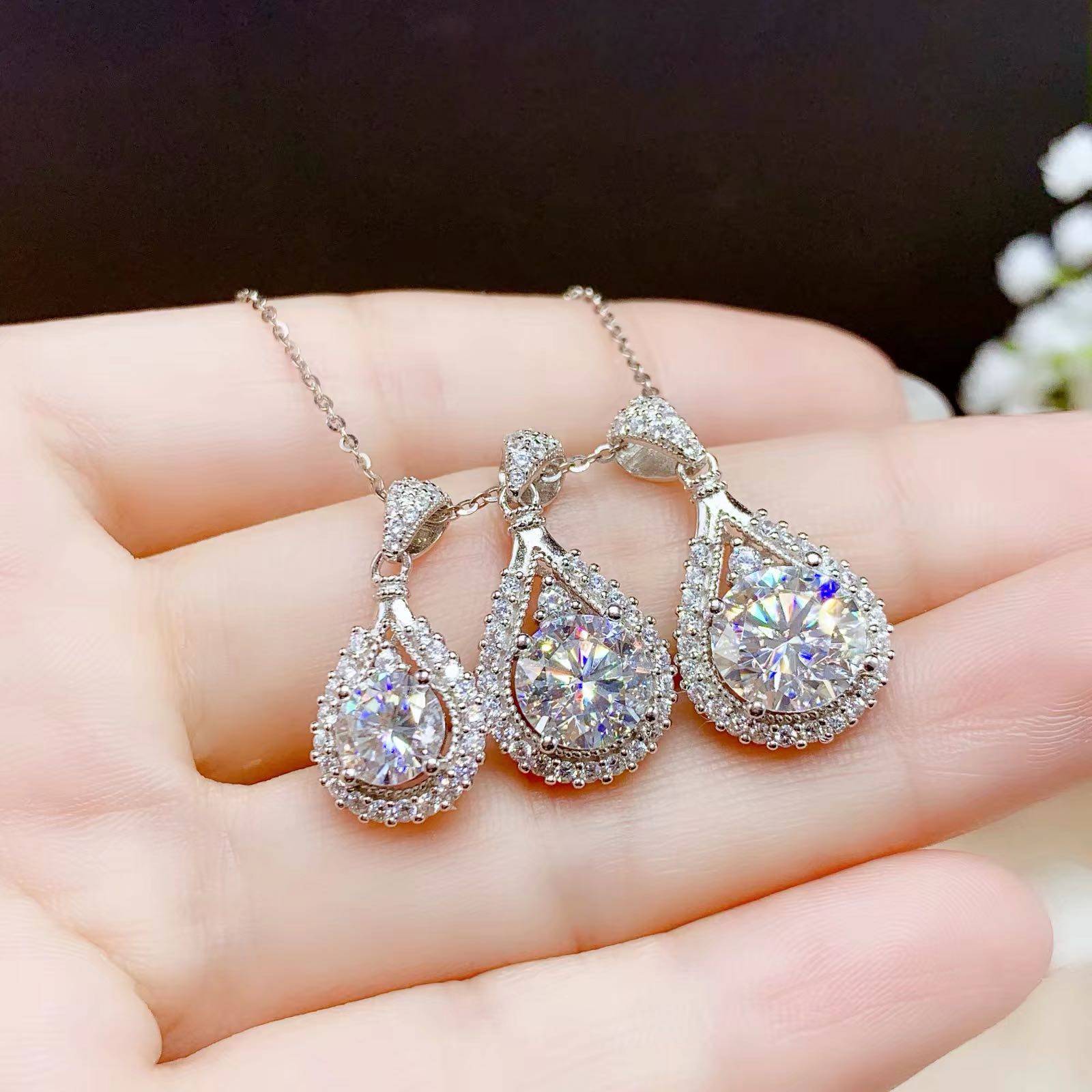 18K白金进口莫桑石项链AU750水滴满钻群镶吊坠简约锁骨链新款2025