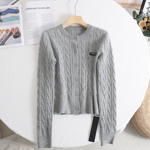 女 百搭针织衫 艾 灰色长毛纽扣毛衣2025冬慵懒软糯绞花纹显瘦修身
