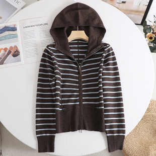 美拉德棕色条纹针织衫 麦 新款 2026春装 女 厚实软糯连帽毛衣开衫