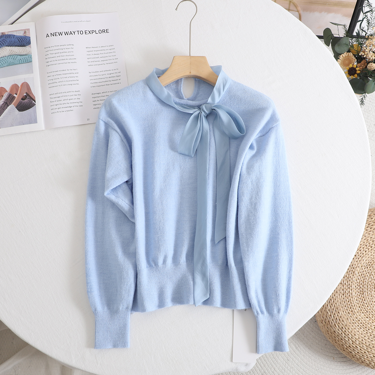 温柔风飘带领蓝色蝴蝶结针织衫