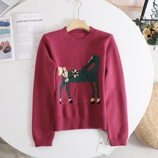 谜 女2025秋冬圆领宽松设计感毛衣 韩系树莓红卡通小马提花针织衫