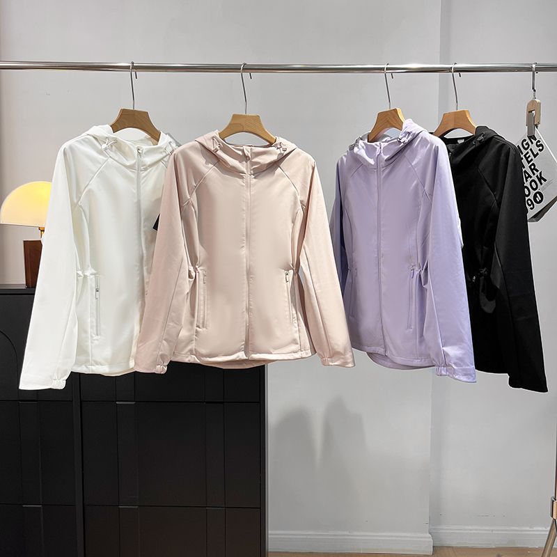 修身显瘦户外连帽软壳冲锋衣