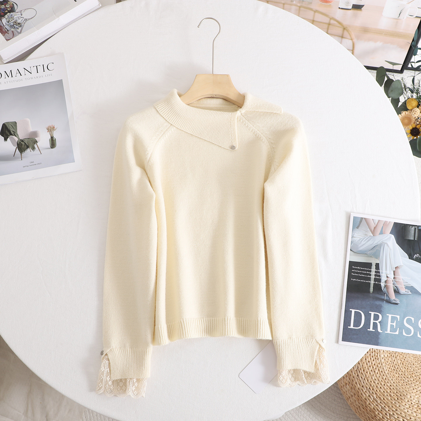 温柔蕾丝拼接翻领软糯针织衫