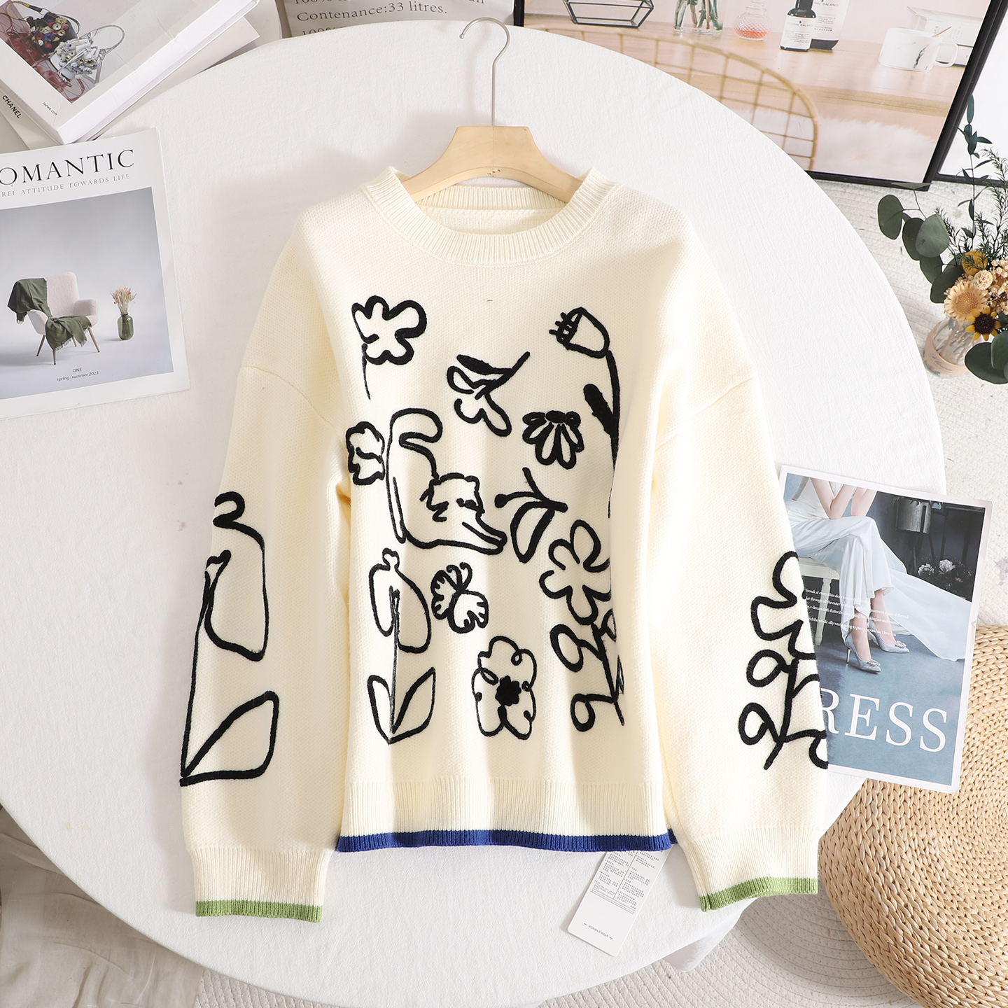 软糯撞色花朵刺绣圆领针织衫女