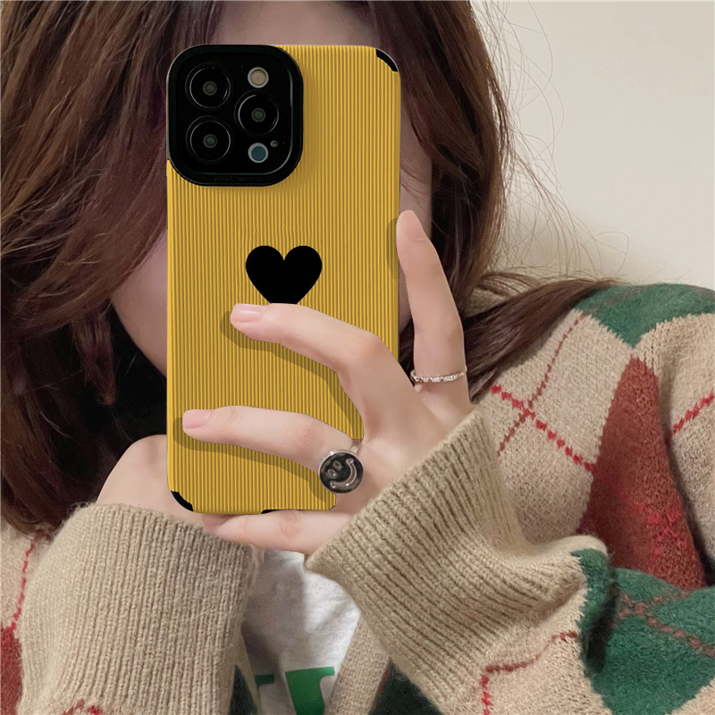 简约浅黄爱心适用于苹果15手机壳