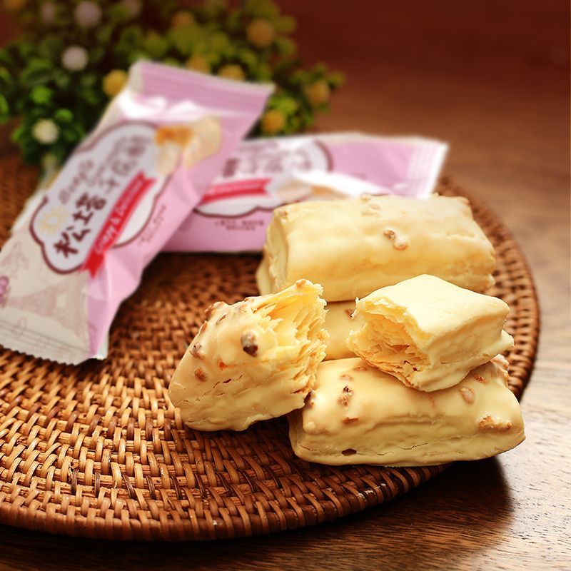 新品来袭松塔千层酥饼干巧克力办公室小吃嘎嘣脆零食网红爆款礼包