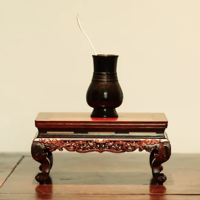 小叶紫檀缠枝如意纹三弯腿案上几