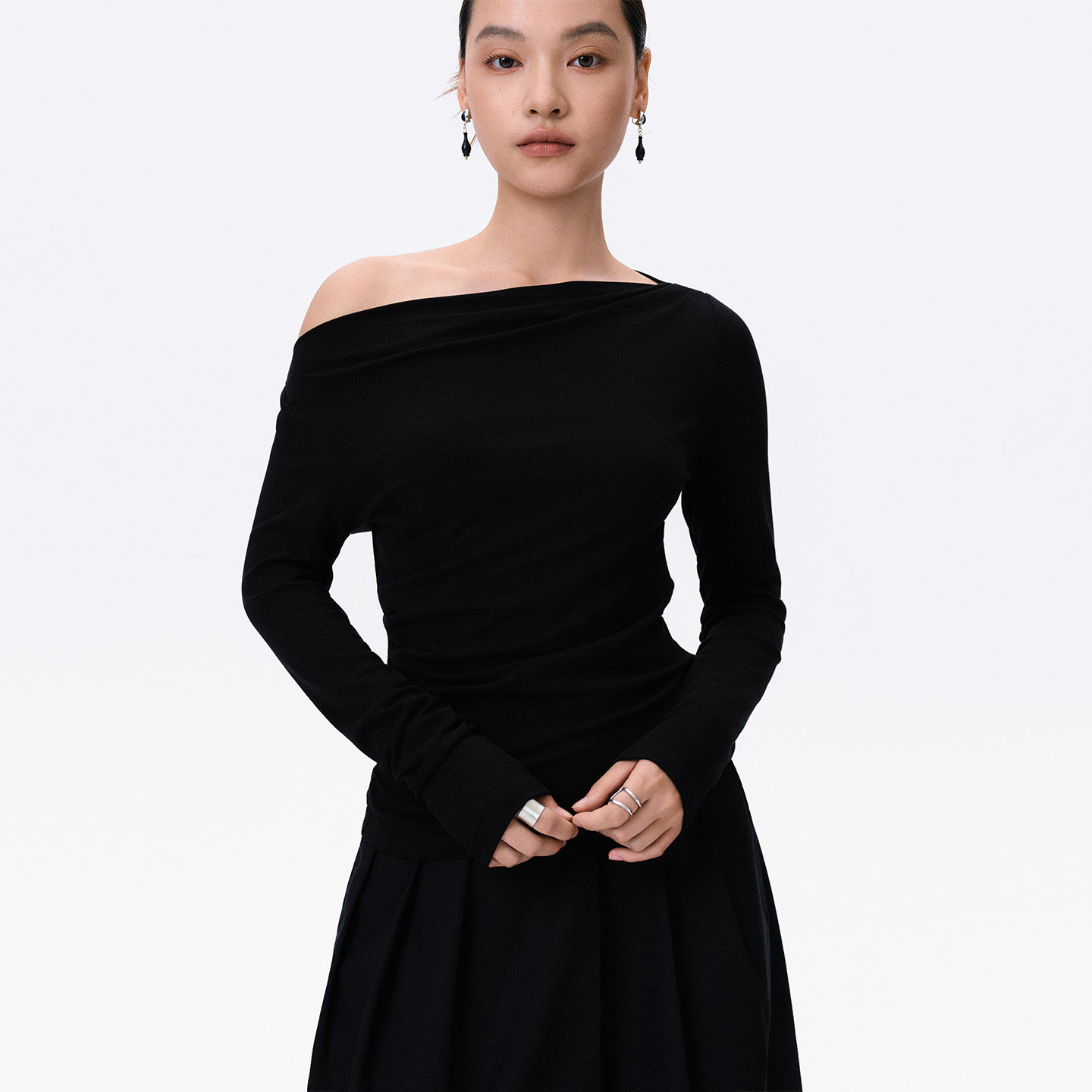 LEpu原创极简黑色长袖弹力针织衫女打底衫修身休闲一字领内搭上衣