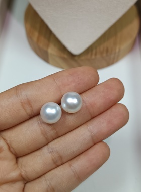 3602-18K金，卡10-11天然海水澳白珍珠耳钉，近正圆，证书